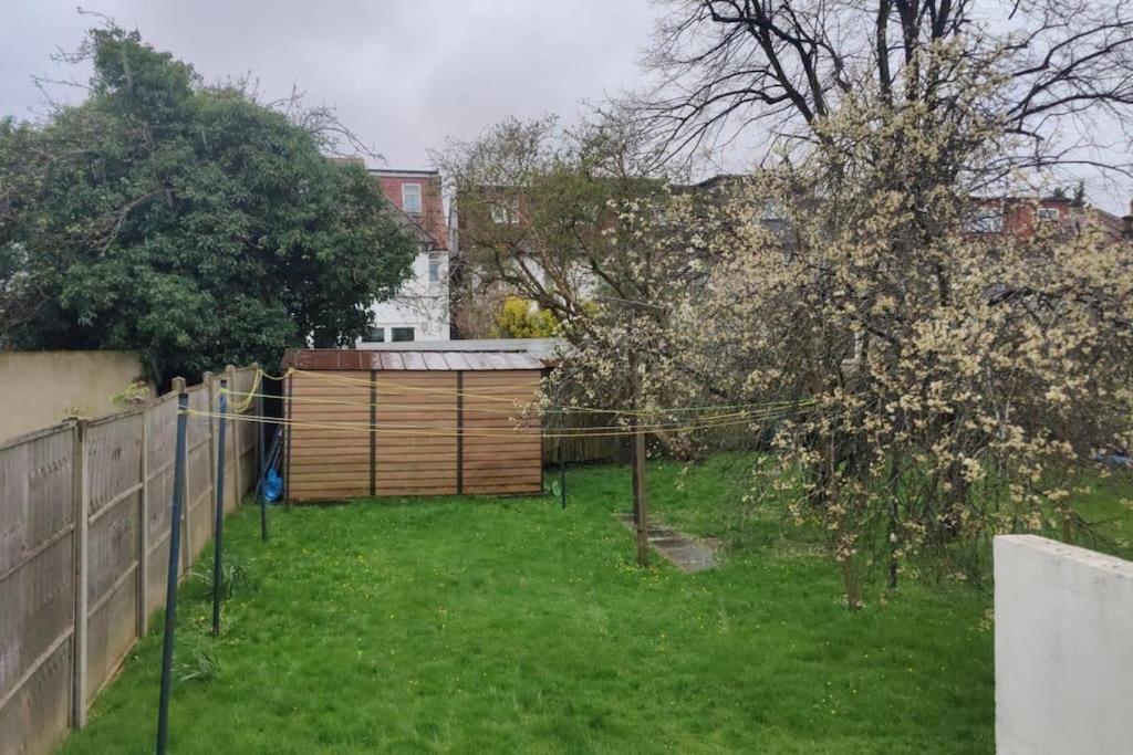 Large Studio Garden Flat On Golders Green Road London Exterior photo