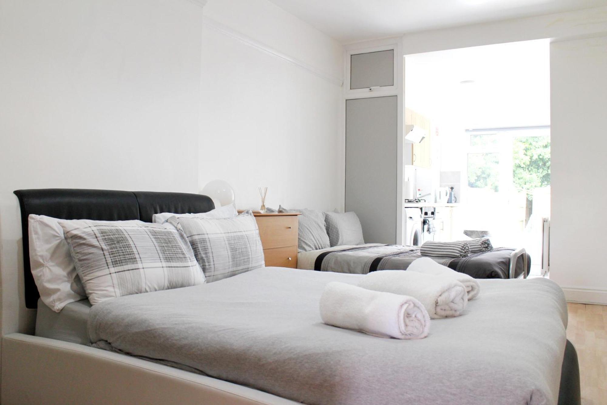 Large Studio Garden Flat On Golders Green Road London Exterior photo
